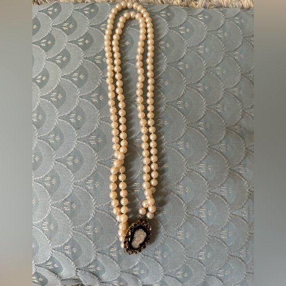 Vintage double strand hand knotted pearl necklace from Mallorca 2 cameo brooches - Picture 4 of 16